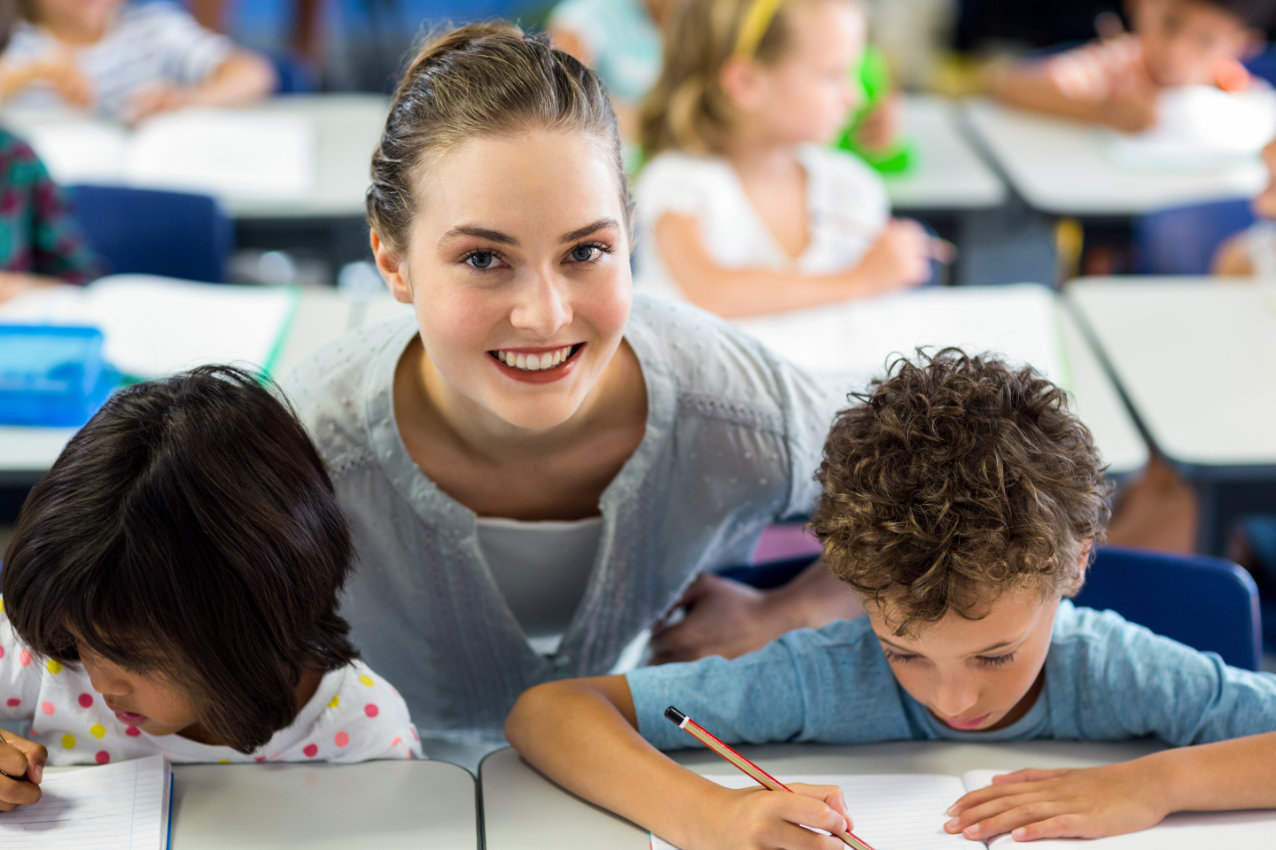 Leerkracht met leerlingen in de klas